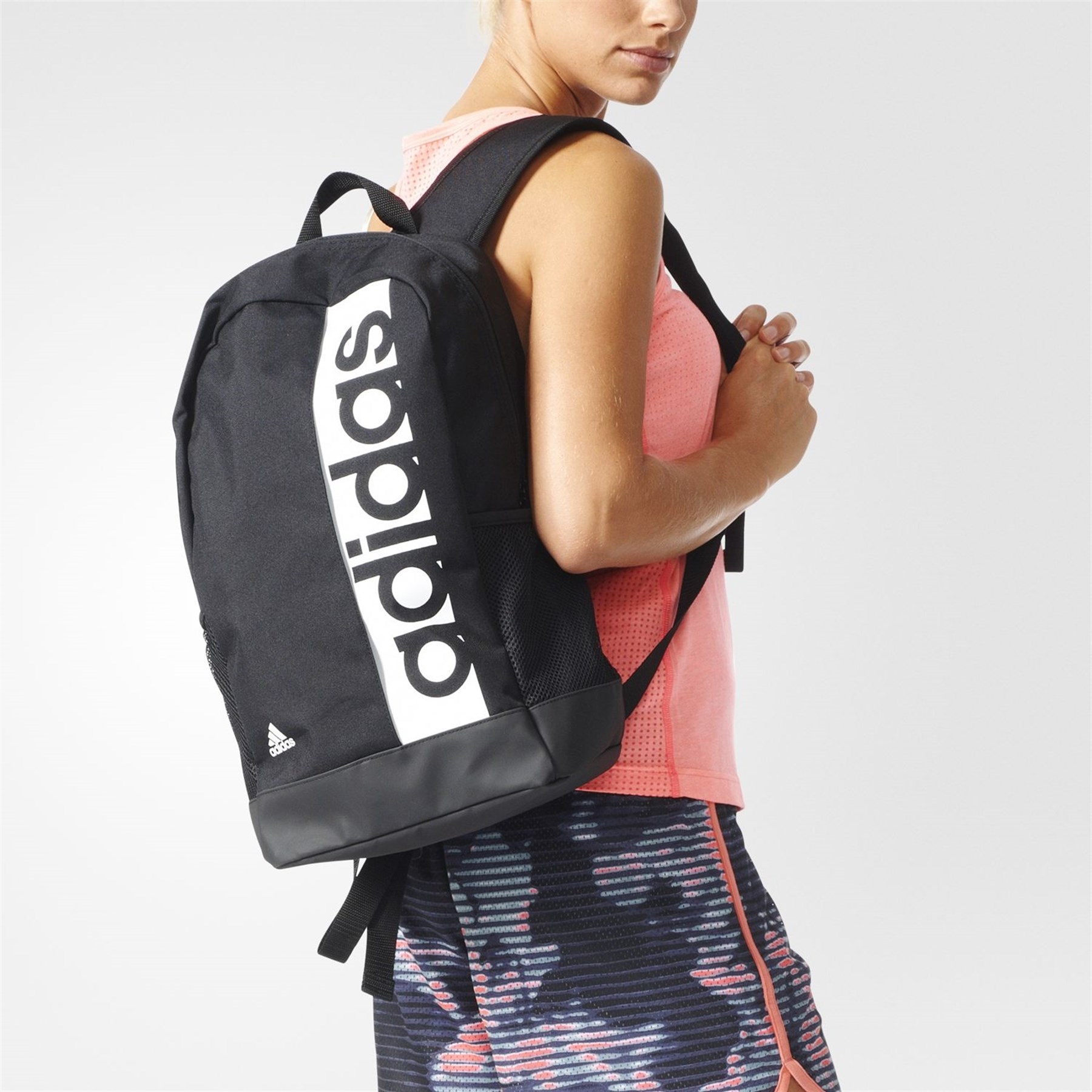 Со спортивной сумкой. Рюкзак адидас Performance. Adidas Core Linear. Мультиспортивный рюкзак adidas Linear. Девушка со спортивной сумкой.