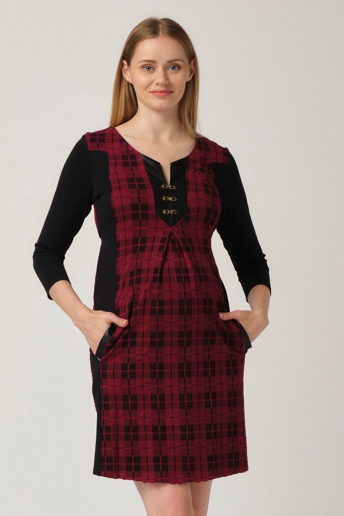 Busa Hamile Yaka Aksesuarlı Mini Elbise Bordo