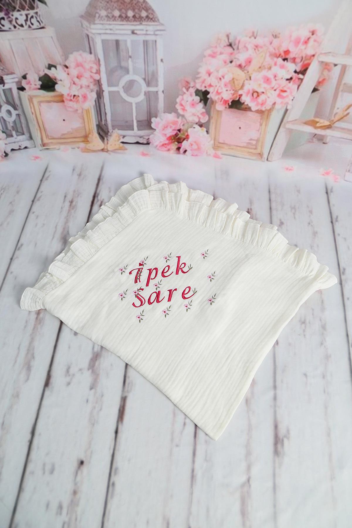 İsme Özel Müslin Çiçek Nakışlı Bebek Battaniye