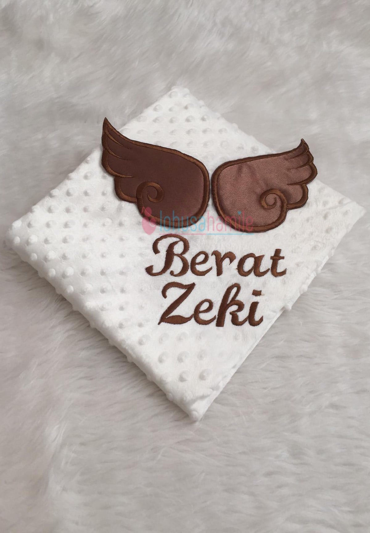 İsme Özel Kahve Rengi Kanat Nakışlı Battaniye B7038
