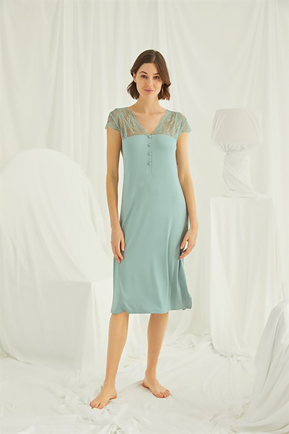 Kolu Omzu ve Yakası Dantelli Önü Düğmeli Gecelik 18463