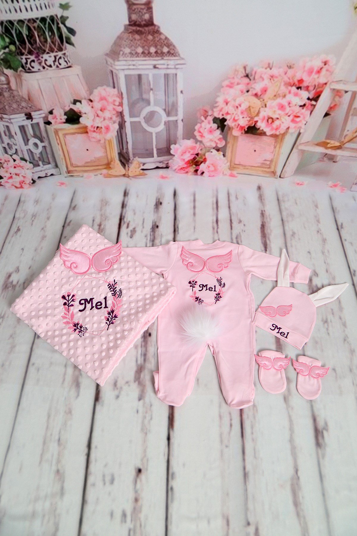 Lh4134 İsme Özel Astilbe Esintili Tavşanlı Nakışlı 4lü Hastane Çıkış Set