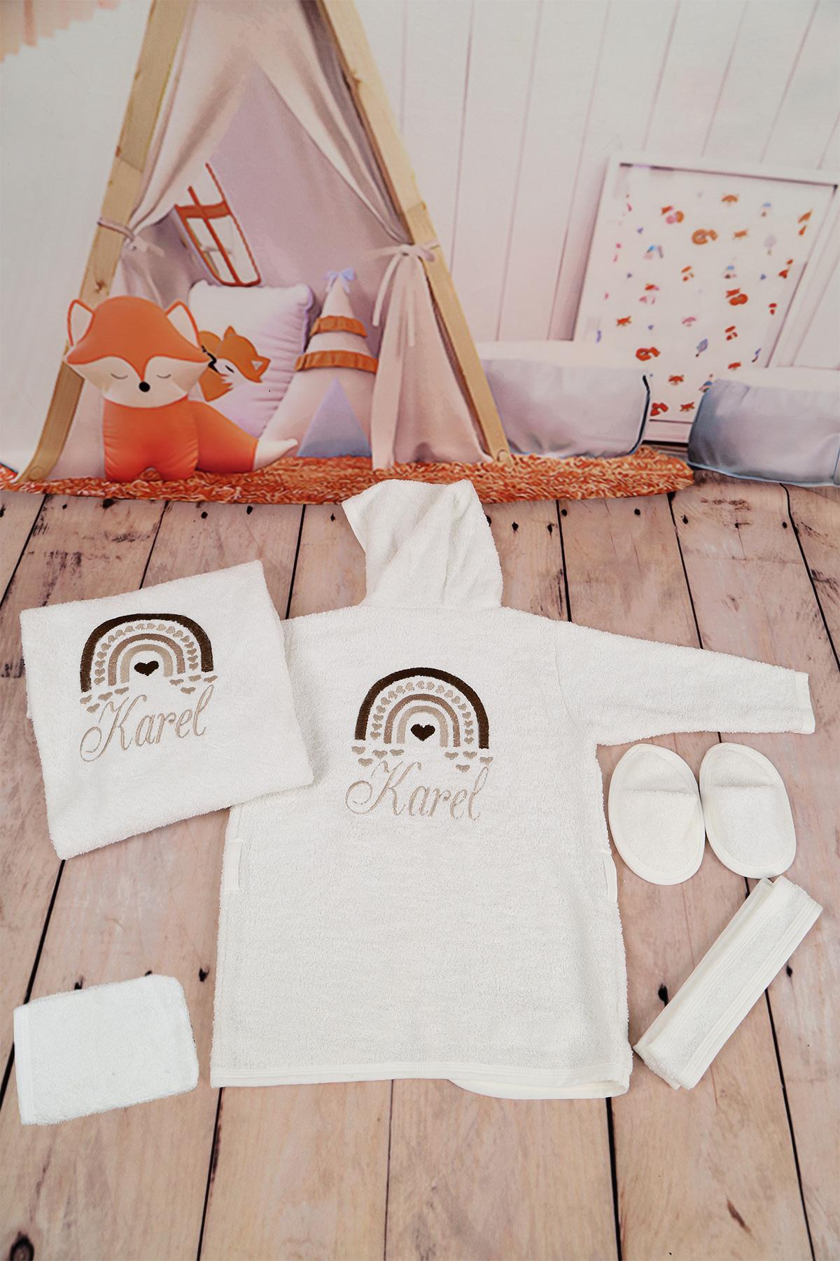 İsme Özel Kalp Karel Nakışlı Bebek Bornoz Seti