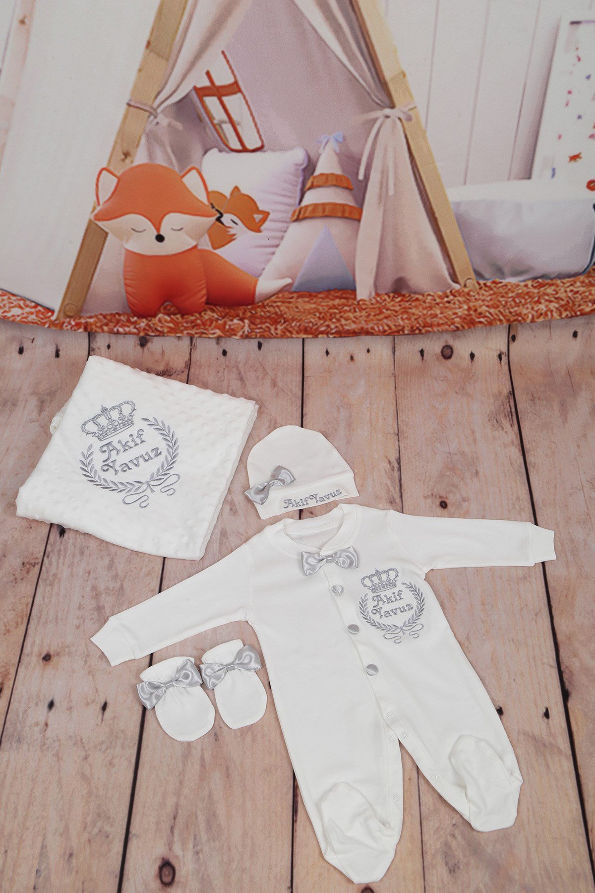 Lh4065 Personalized Crown Embroidered Hospital Exit Set of 4