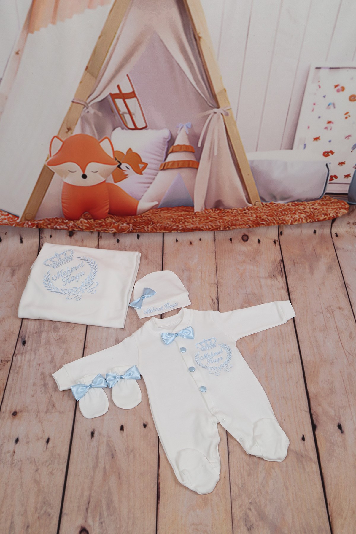 Lh4070 Personalized Crown Wreath Embroidered 4-Piece Hospital Exit Set with Name