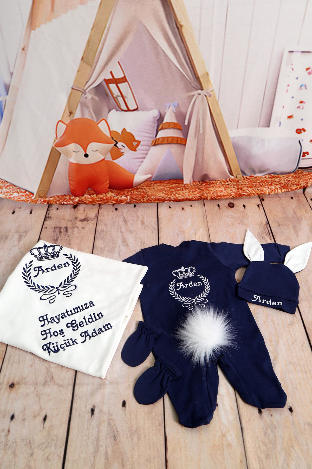 Lh4083 İsme Özel Tavşanlı Lacivert Beyaz Tac Nakışlı Hastane Çıkışı 4lü Set