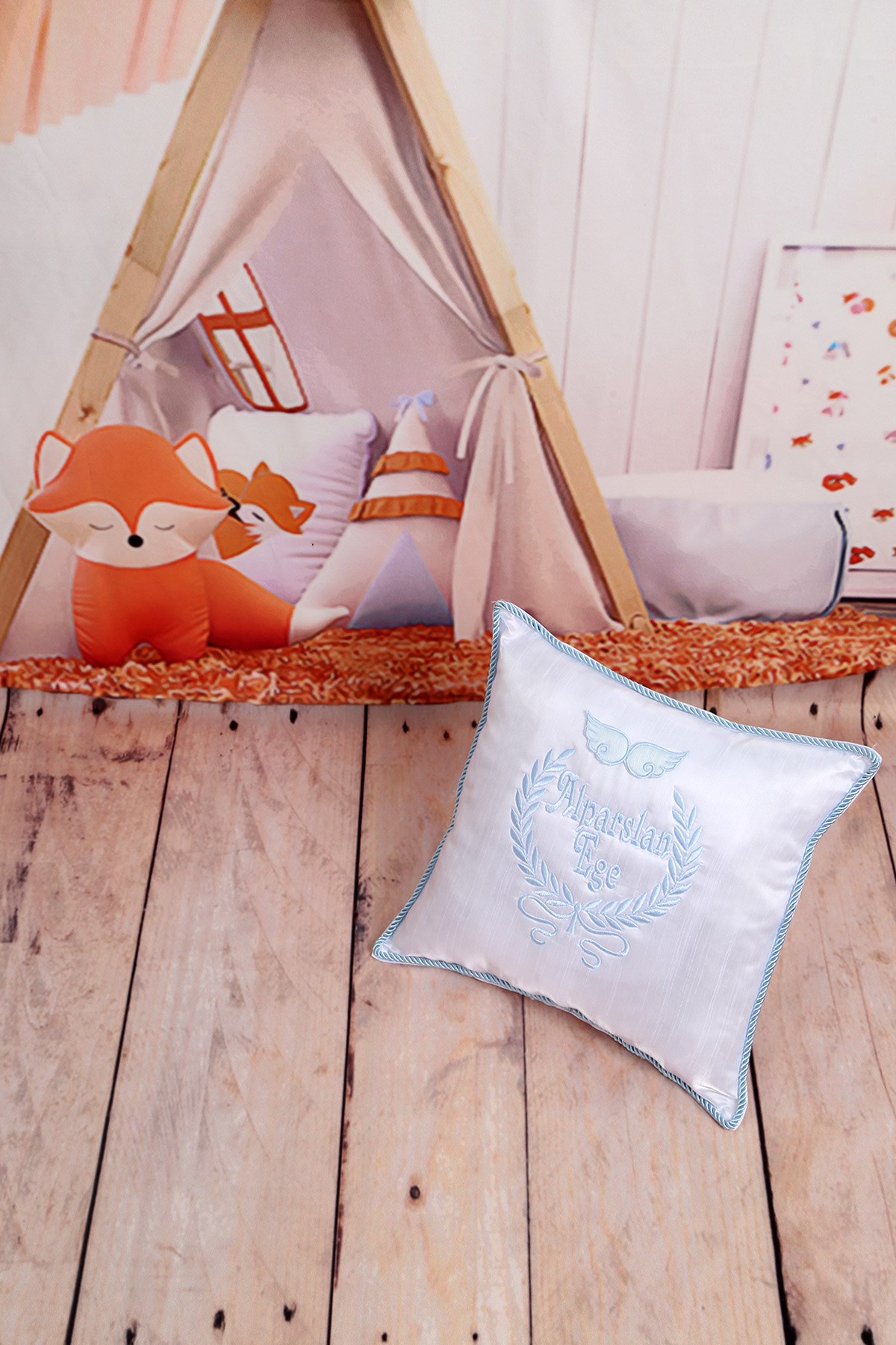 Lh666 İsme Özel Tac Nakışlı Takı Yastığı