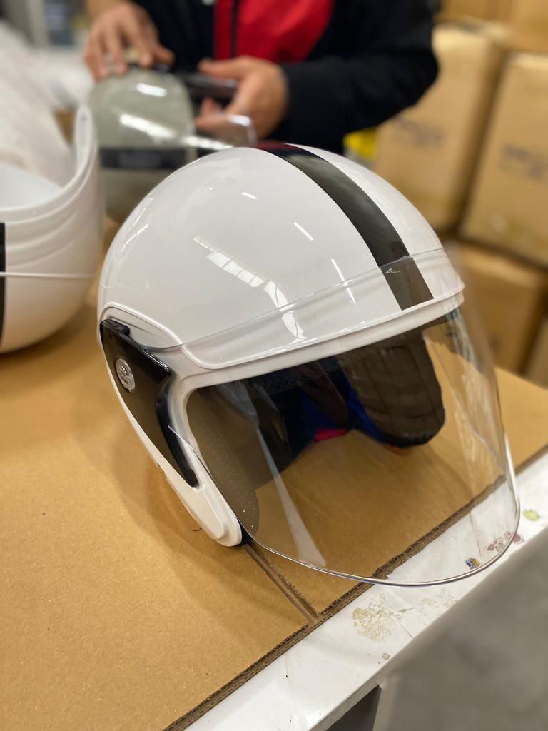 ÇENESİZ YARIM KASK CAMLI MODEL ( CAM KİTLEMELİ MODEL )