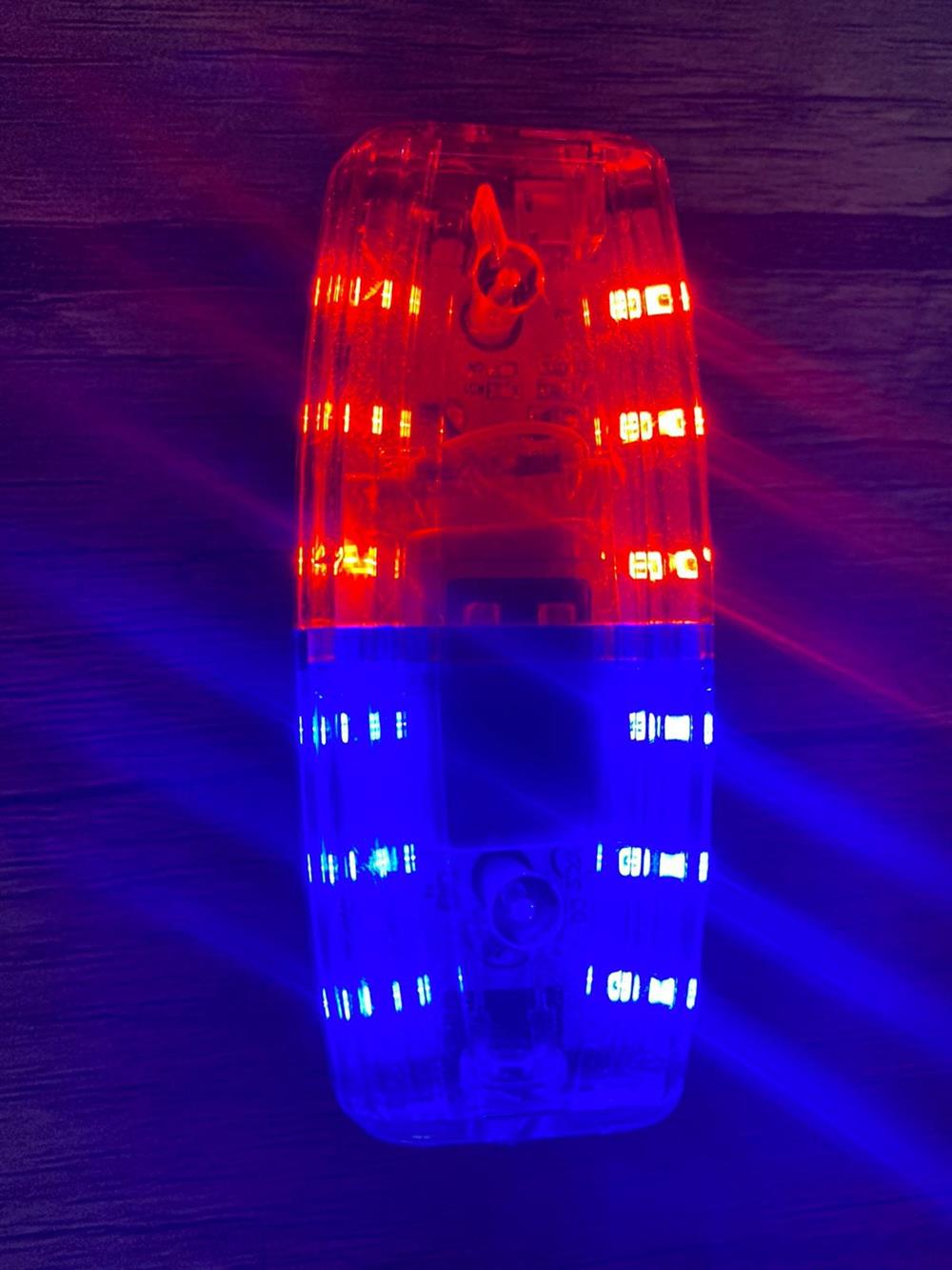 LED ESKORT ÇAKAR KIRMIZI-MAVİ ( YARISI KIRMIZI YARISI MAVİ YANAR ) 