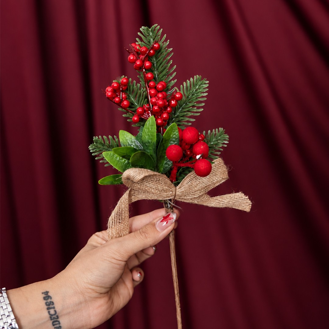Yılbaşı Süsü Pike Dal Yeşil Yapraklı Berry ve Hasır Fiyonklu Kırmızı 32 cm