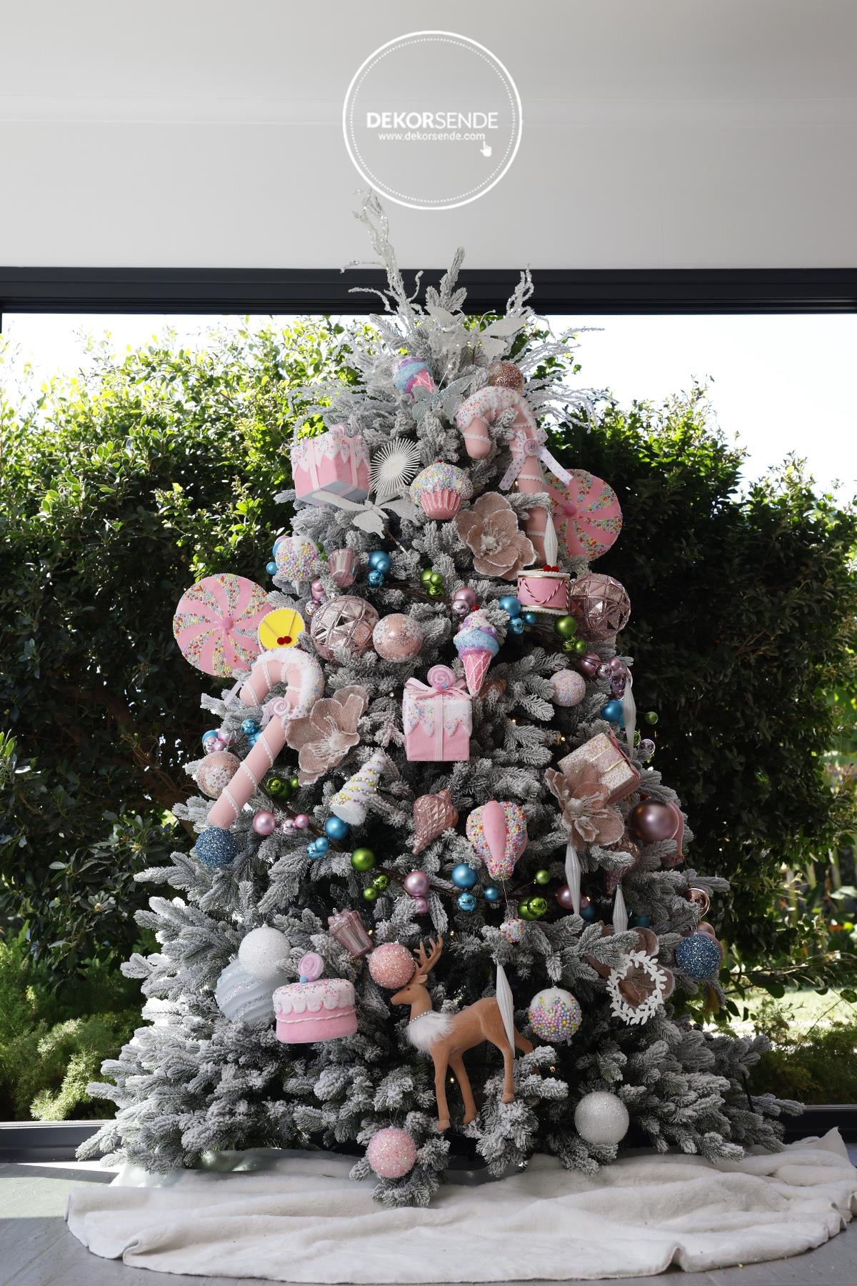 Yılbaşı Çam Ağacı Karlı Yeşil 210 cm - Çam Ağacı ve Garland