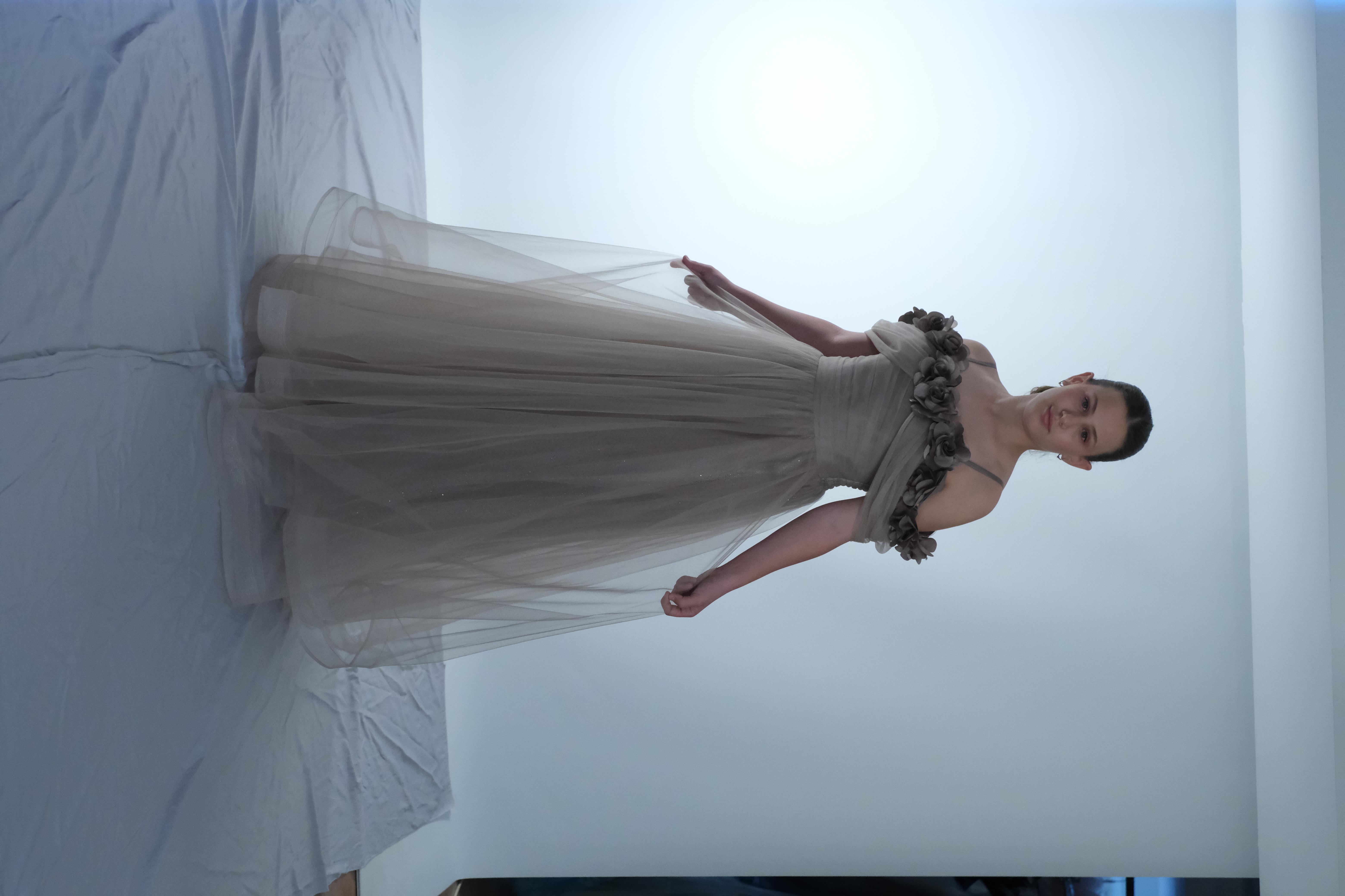 Kız Çocuk Abiye Vizon Tül Uzun Uçuş Uçuş Kolları Düşük Kol Çiçek Detaylı  Abiye Elbise 6-15 Yaş