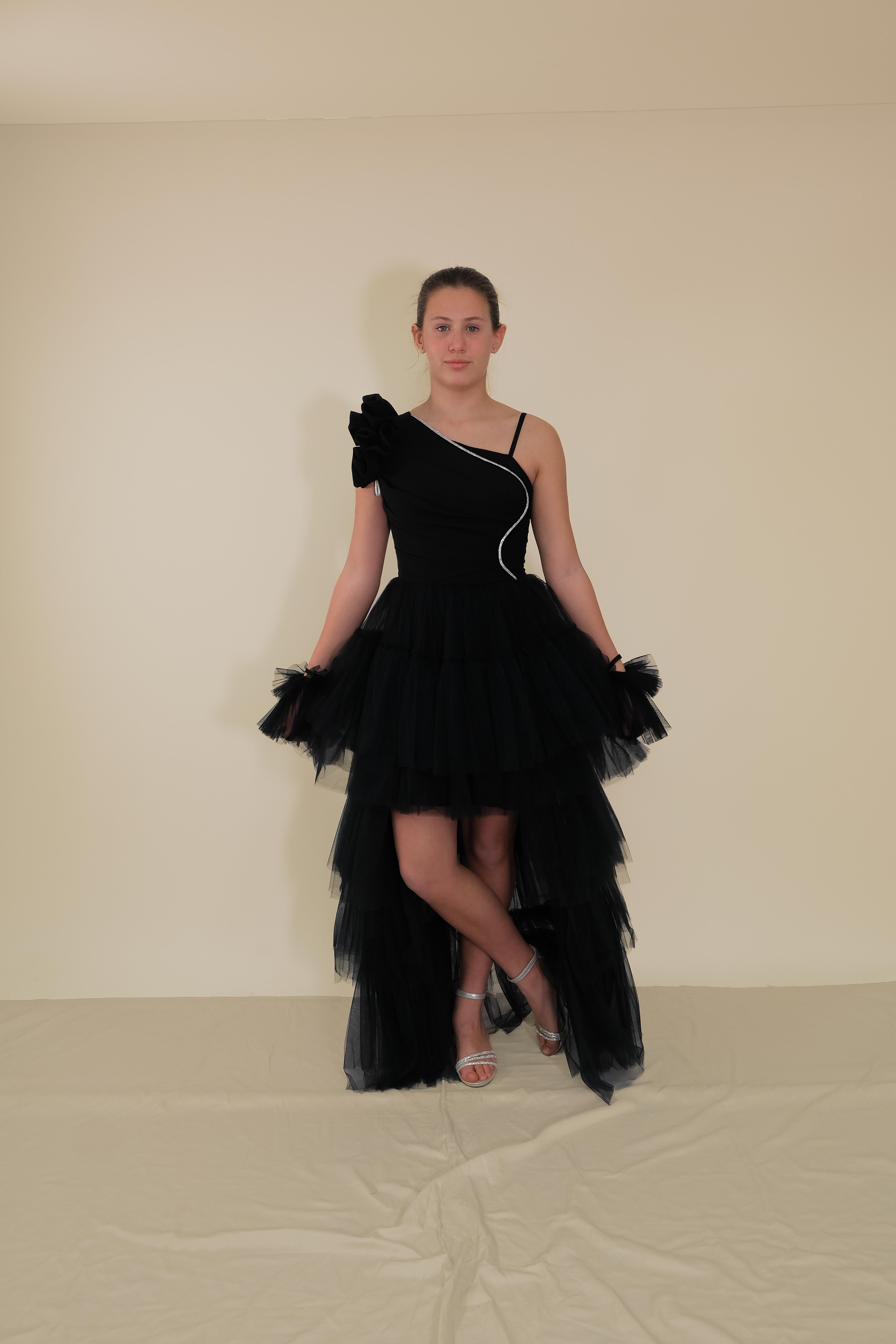 Kız Çocuk Abiye Siyah Önü Kısa Kuyruklu Tek Omuz Farbalı Şerit Taş Detaylı Eldivenli Abiye Elbise 10-15 Yaş