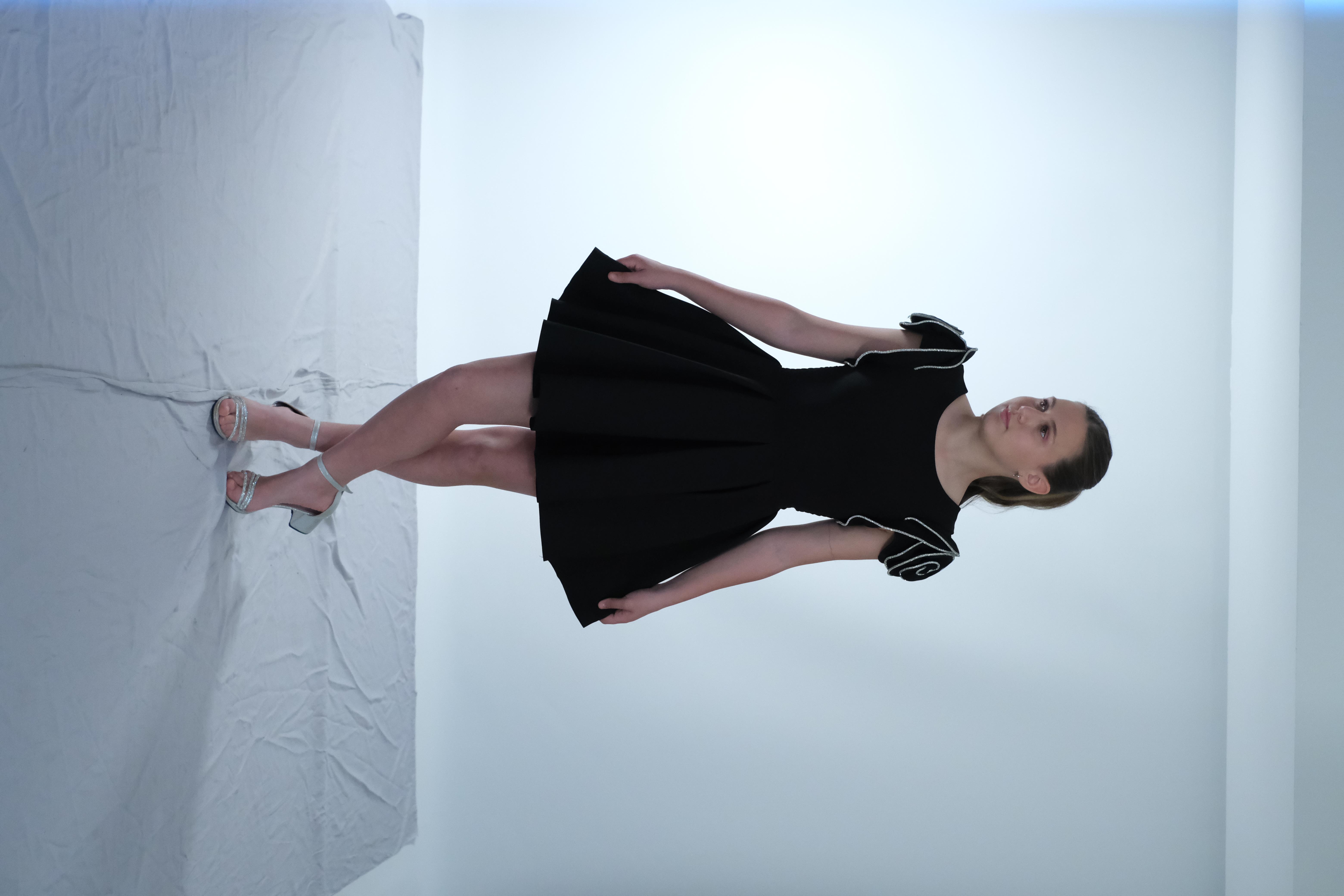 Kız Çocuk Abiye Siyah Krep Kumaş Kolları Güllü Şerit Taş Detaylı Kısa Abiye Elbise 10-15 Yaş