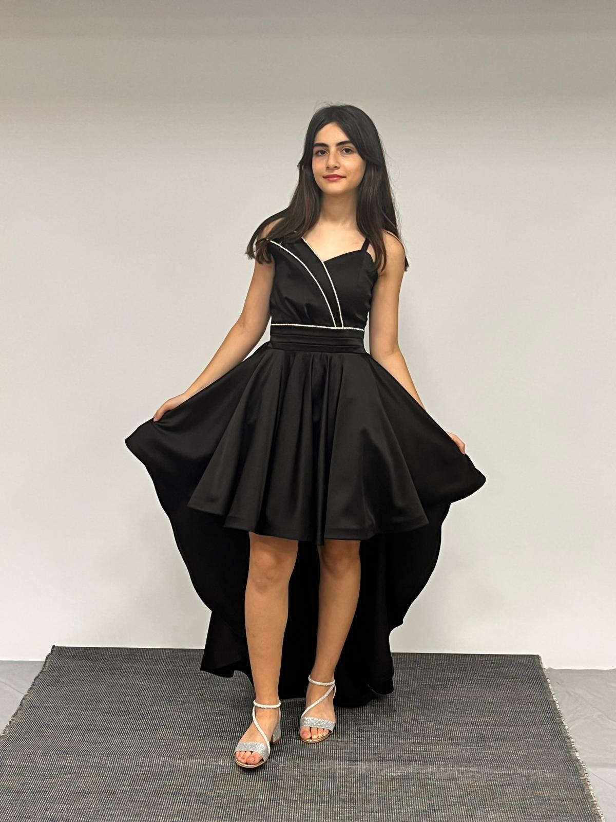 Kız Çocuk Abiye Siyah Saten Asimetrik Yaka  Taş Kordon Detaylı Askılı Önü Kısa Kuyruklu Abiye Elbise 10-15 Yaş