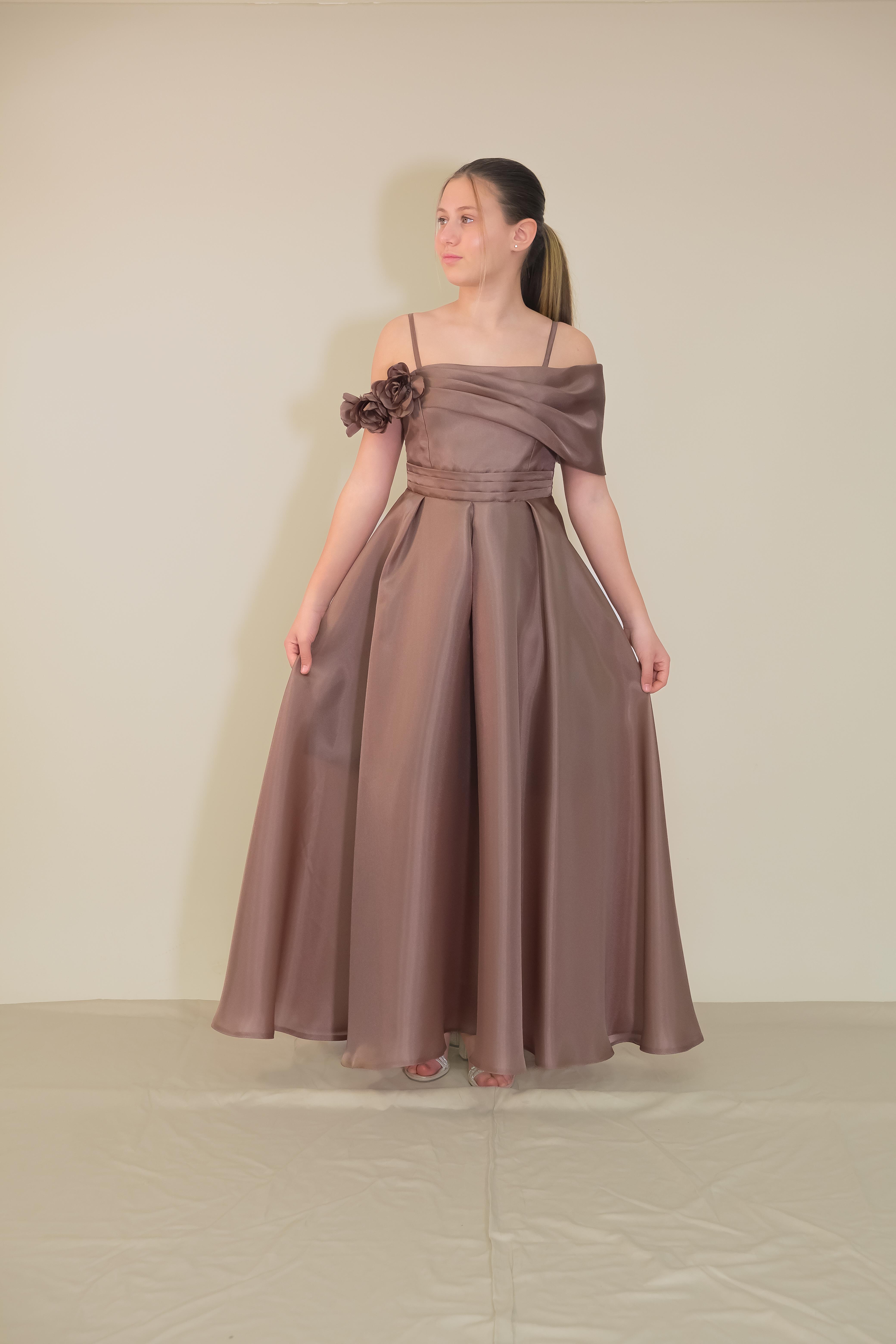 Kız Çocuk Abiye Uzun Prada Kumaş Bronz  Askılı Kolu Çiçek Detaylı Düşük Omuzlu Abiye Elbise 10-14 Yaş