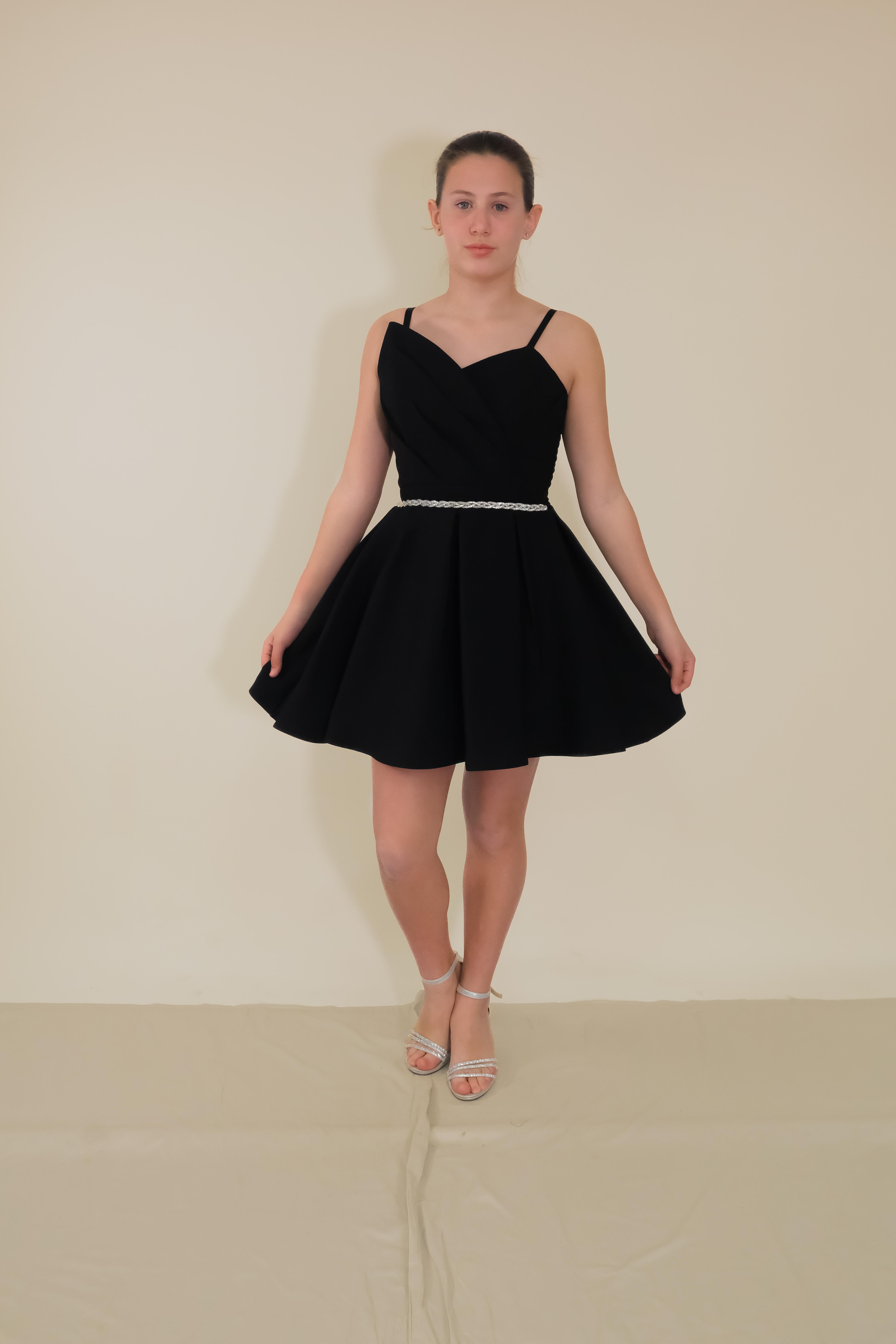 Kız Çocuk Abiye Siyah Krep Kumaş  Askılı  Drapeli Beli Örgü Taş Detaylı Abiye Elbise 10-15 Yaş