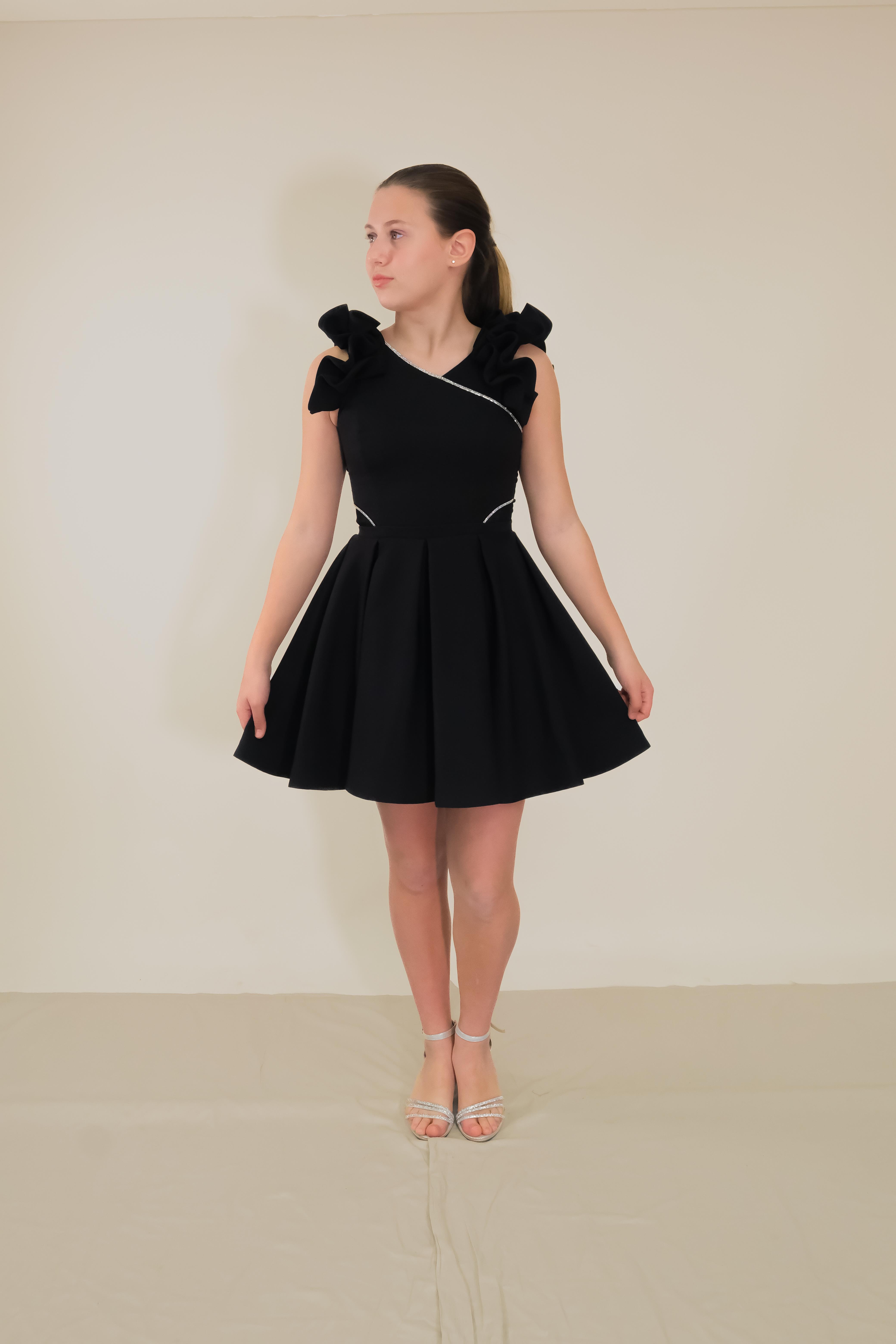 Kız Çocuk Abiye Siyah Krep Kumaş Kolları Farbalı Şerit Taş Detaylı Kısa Abiye Elbise 10-15 Yaş