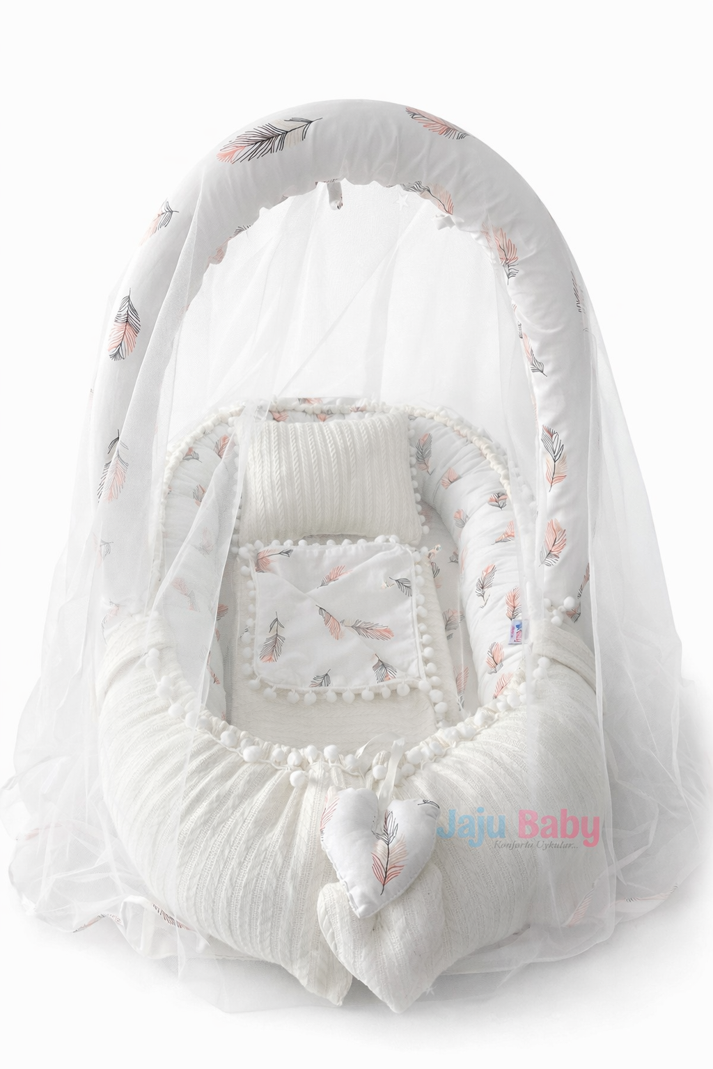 Jaju Baby Beyaz Örgü Pike Kumaş ve Tüy Desen Kumaş Ponponlu Babynest ve Yorgan Oyuncak Aparat ve Tül Set