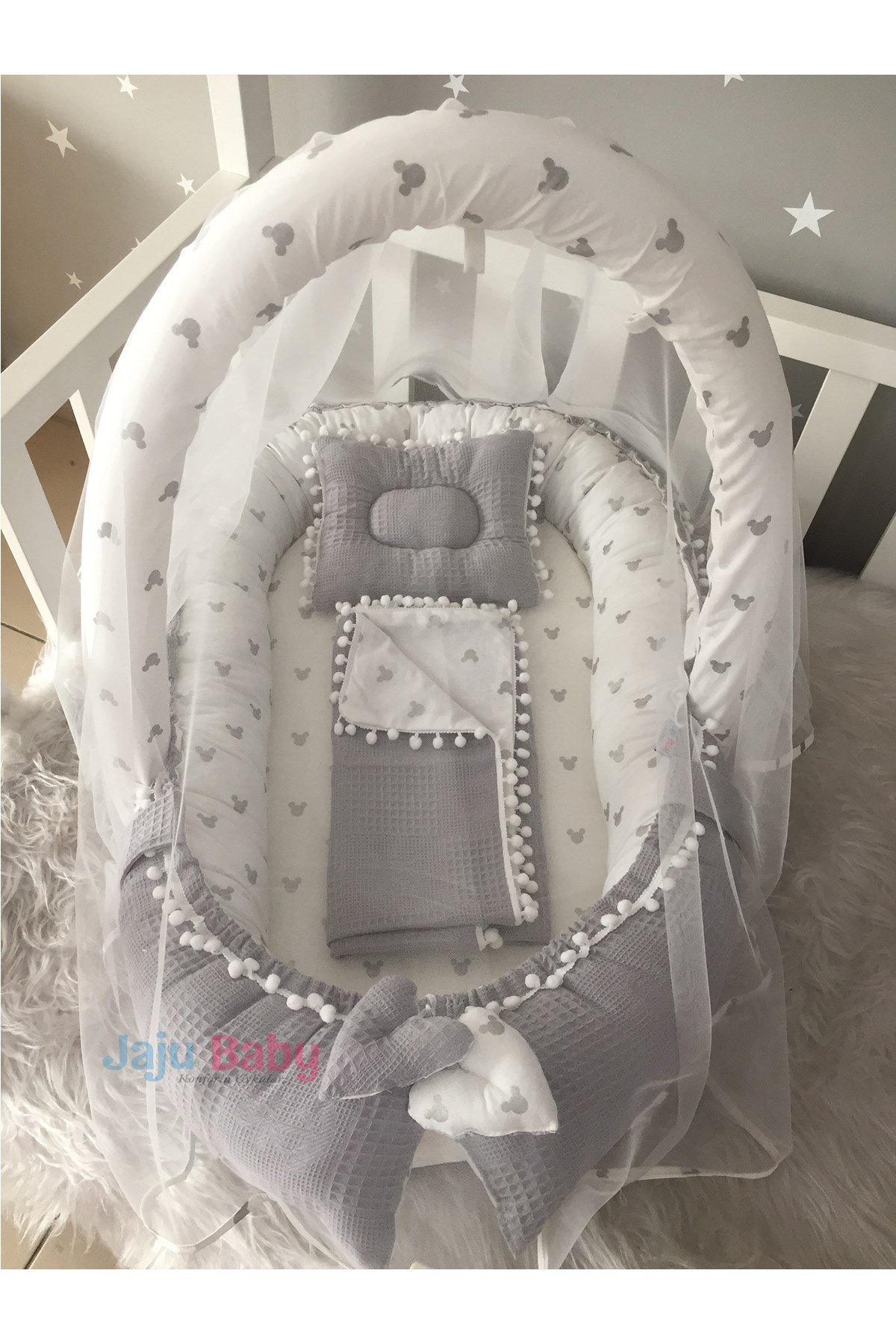 Jaju Baby Gri Wafle Pike Kumaş Micky Tasarım Ponponlu Babynest ve Yorgan Oyuncak Aparat ve Tül Set