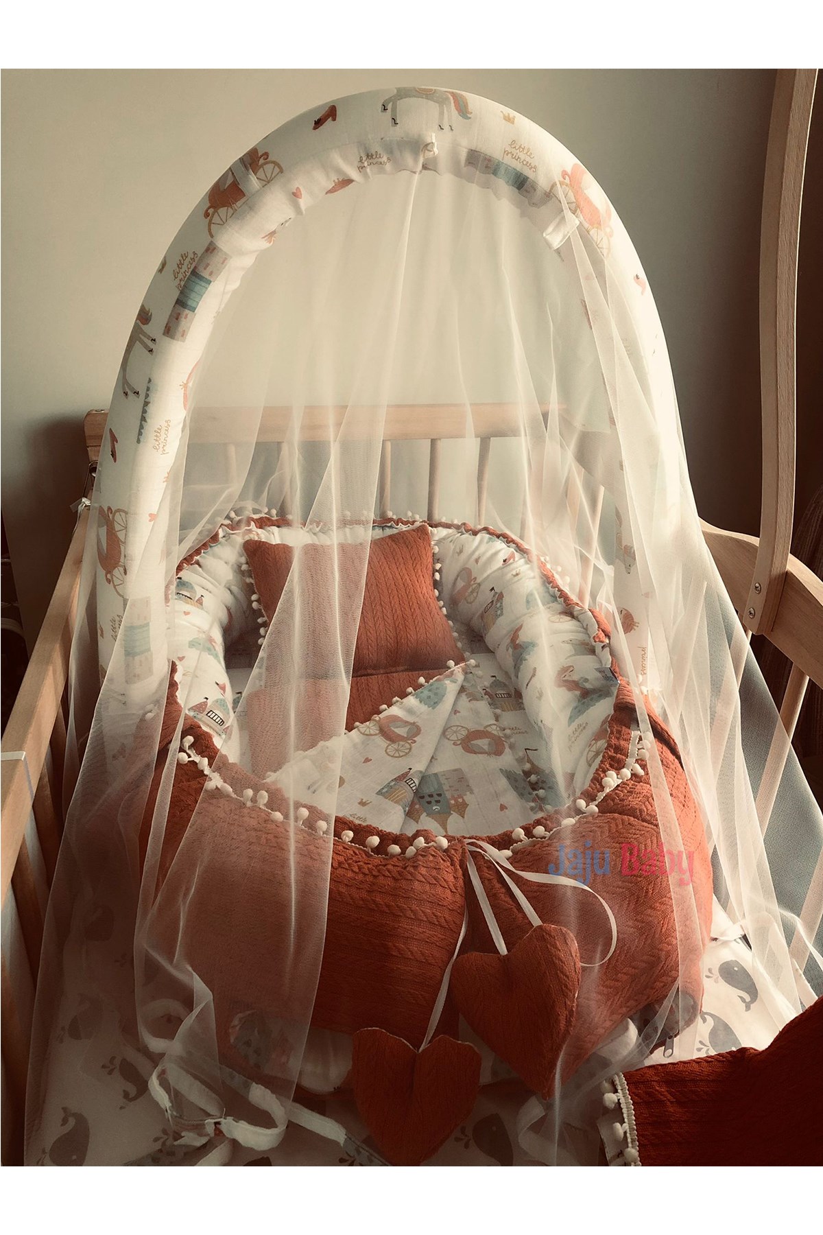 Jaju Baby Kiremit Örgü Kumaş ve Müslin Kumaş Ponponlu Babynest ve Yorgan Oyuncak Aparat ve Tül Set