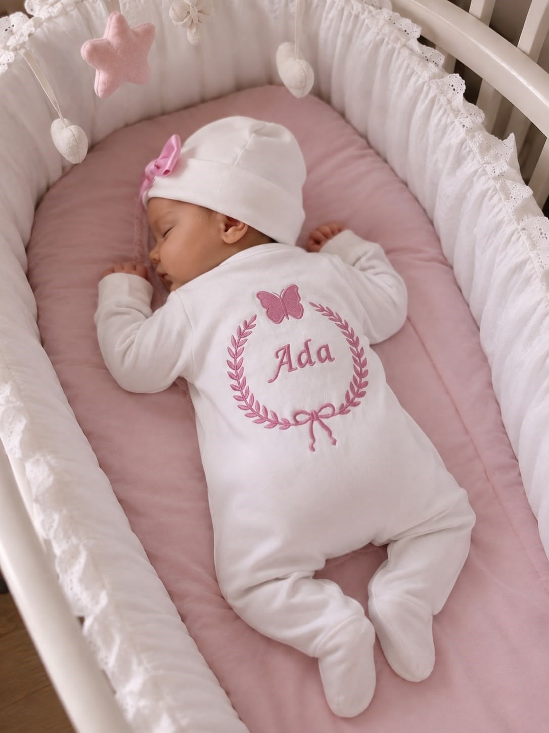 Jaju Baby Kişiye Özel İsim İşlemeli Kelebek Nakışlı Tulum ve Şapka Seti %100 Pamuk Yenidoğan Bebek Takımı