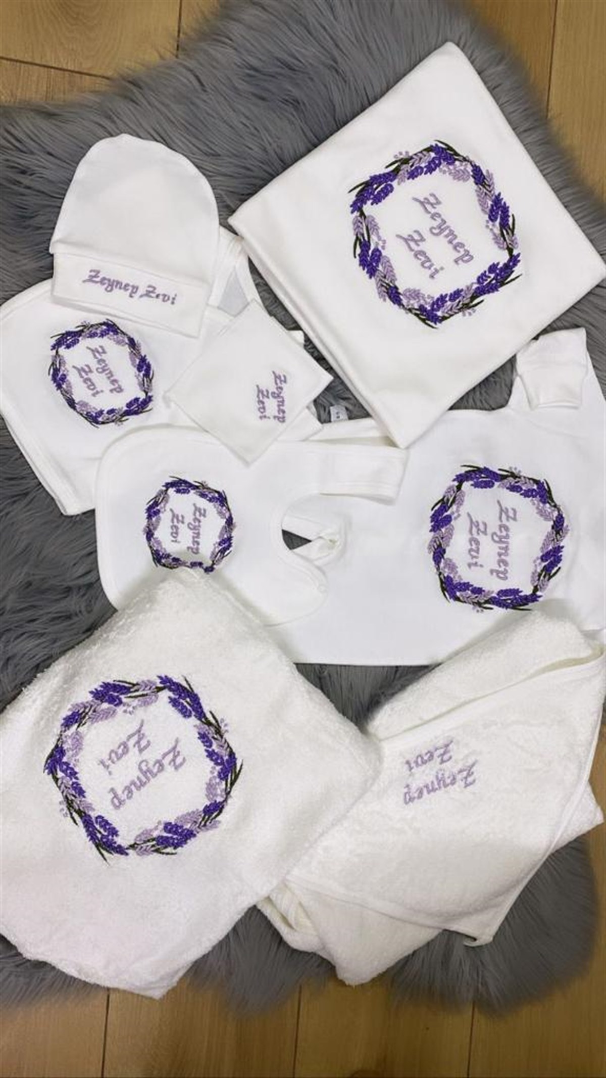 Jaju Baby Lavanta Nakışlı ve İsim İşlemeli Bebek Yeni Doğan Set ve Bornoz Set Takımı