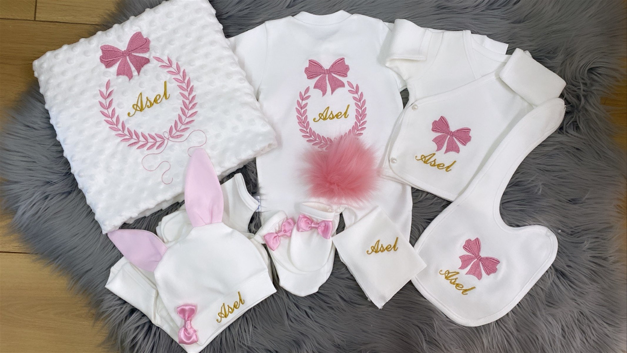 Jaju Baby Pembe Fiyonk Nakışlı ve İsim İşlemeli Bebek Yeni Doğan Set
