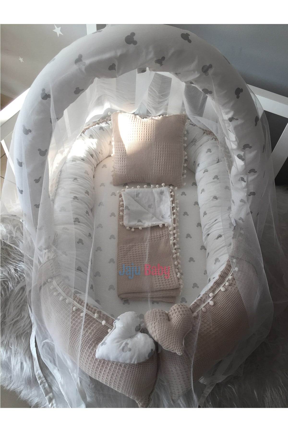 Jaju Baby Wafle Pike Kumaş Micky Tasarım Ponponlu Babynest ve Yorgan Oyuncak Aparat ve Tül Set