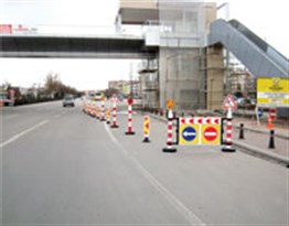 Dubalı Uyarı Levhalı Bariyer 1815 x 1200 mm Sağ Yön - Dikkat