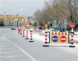 Dubalı Uyarı Levhalı Bariyer 1815 x 1200 mm Sağ Yön - Dikkat