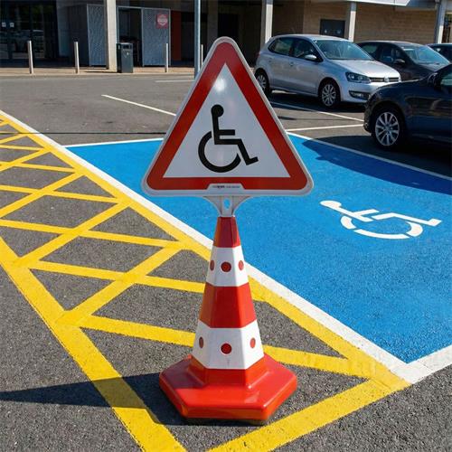 Engelli Park Yeri Çift Taraf Baskılı Klasik Kedi Gözlü Ağırlıklı Trafik Koni Seti Trafik Dubası