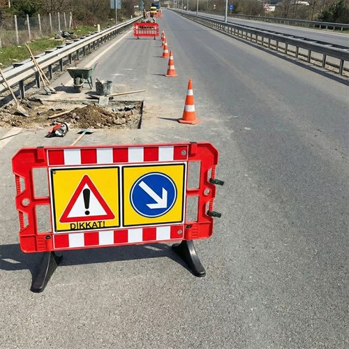 Kırmızı Güvenlik Bariyeri Ağır Tabanlı 150 x 100 (İsteğe Özel Baskı)
