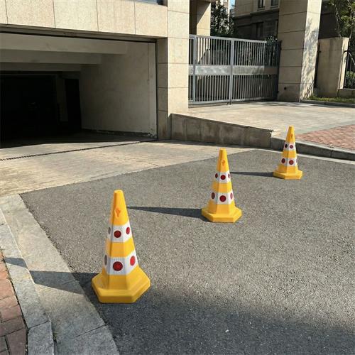 Kedi Gözlü Sarı Altıgen Trafik Konisi 65 cm Ağırlıklı Trafik Dubası 
