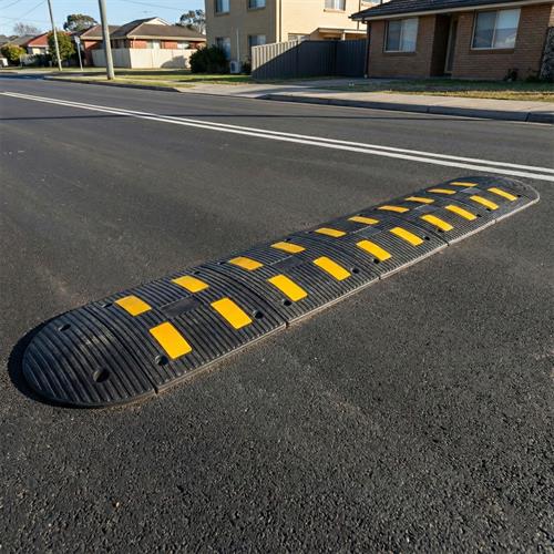 Reflektifli Kauçuk Hız Kesici 4 Bantlı - 7,5 Metre Set