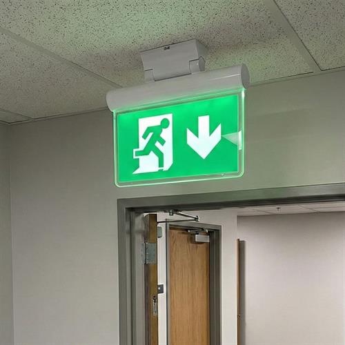 Çiftyüz Acil Çıkış Yönlendirme Armatürü SF Seri 40 x 200 x 150 mm