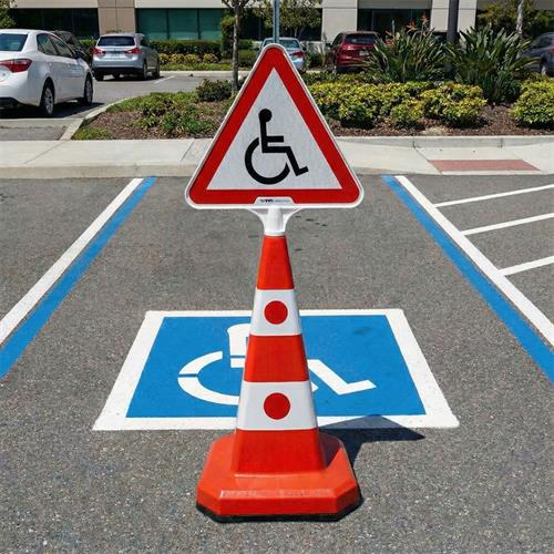 Üçgen Engelli Park Yeri Ultra Kedi Gözlü Trafik Koni Seti Trafik Dubası
