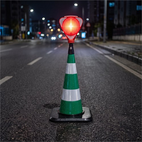 Üçgen Solar Kırmızı Flaşörlü Ağır Taban Yeşil Trafik Konisi Seti