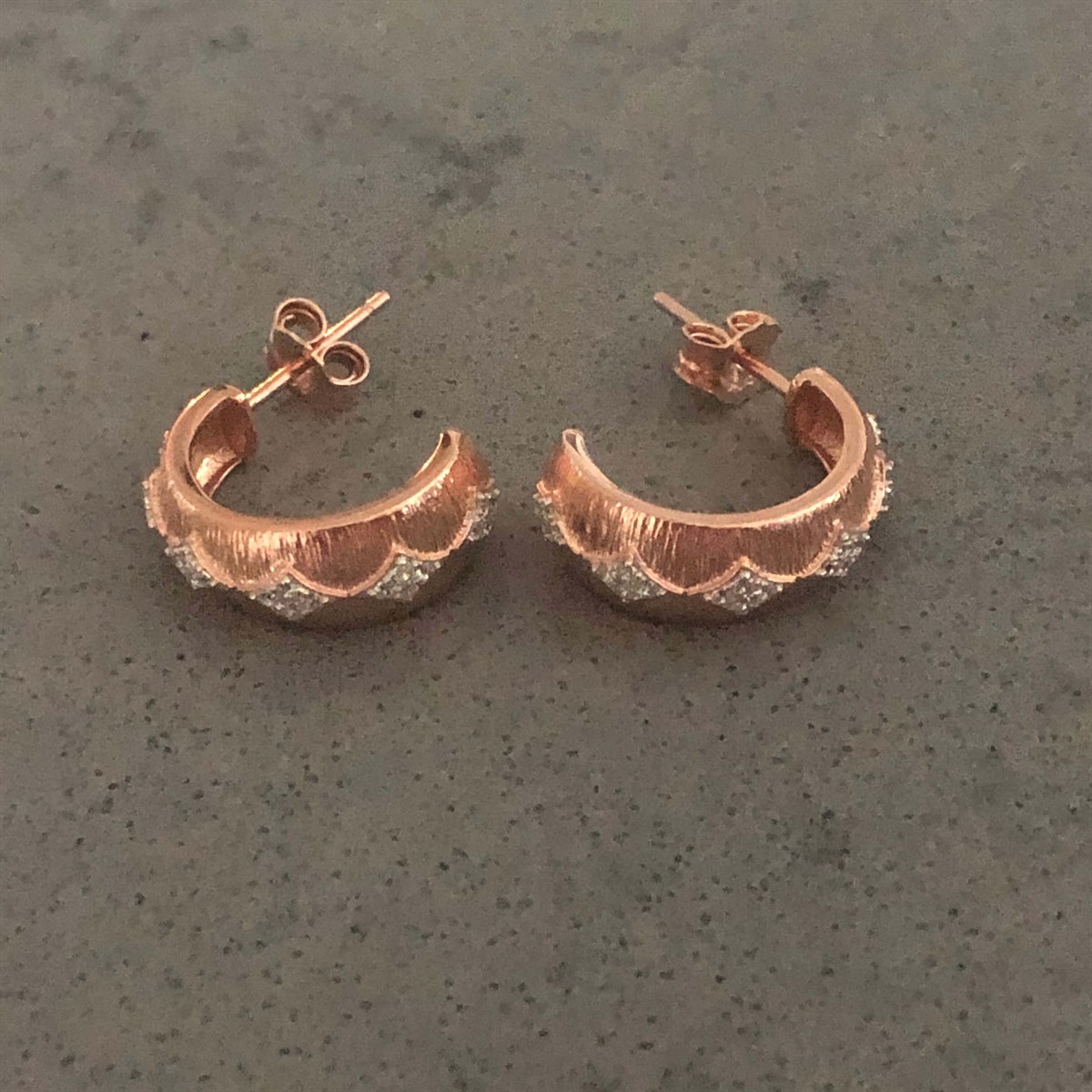 Orta Desen Yarım Halka İthal Küpe