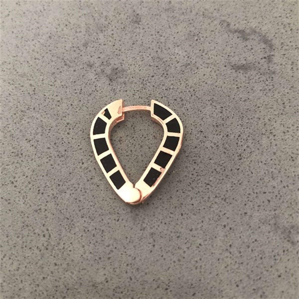 Siyah Mine V Şeklinde Küpe