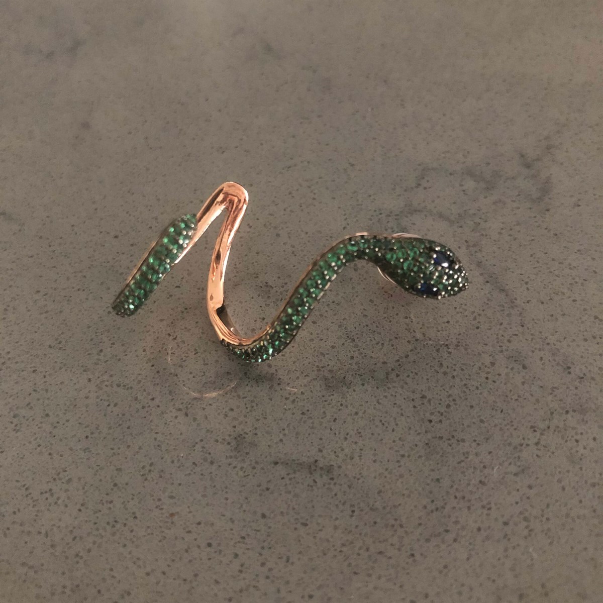 Yeşil Taş Yılan İthal Kıkırdaklı Küpe