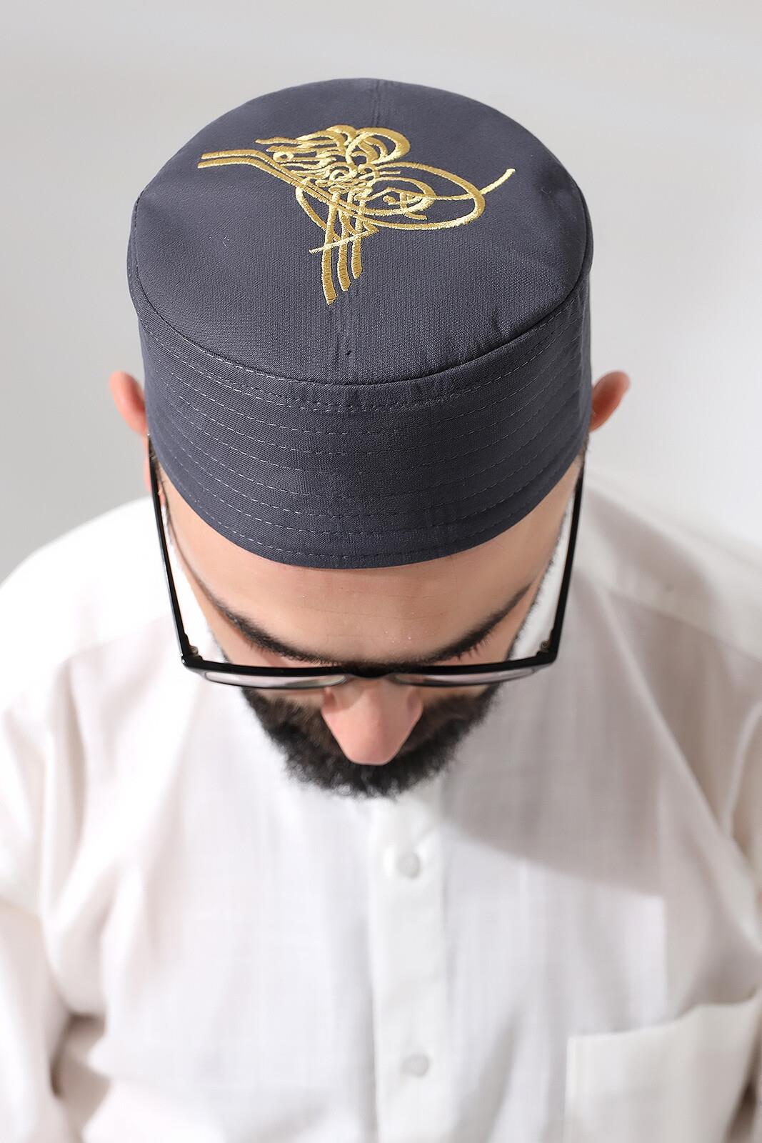 Gri Kapitone Osmanlı Tuğrası Nakışlı Kalıp Namaz Takkesi