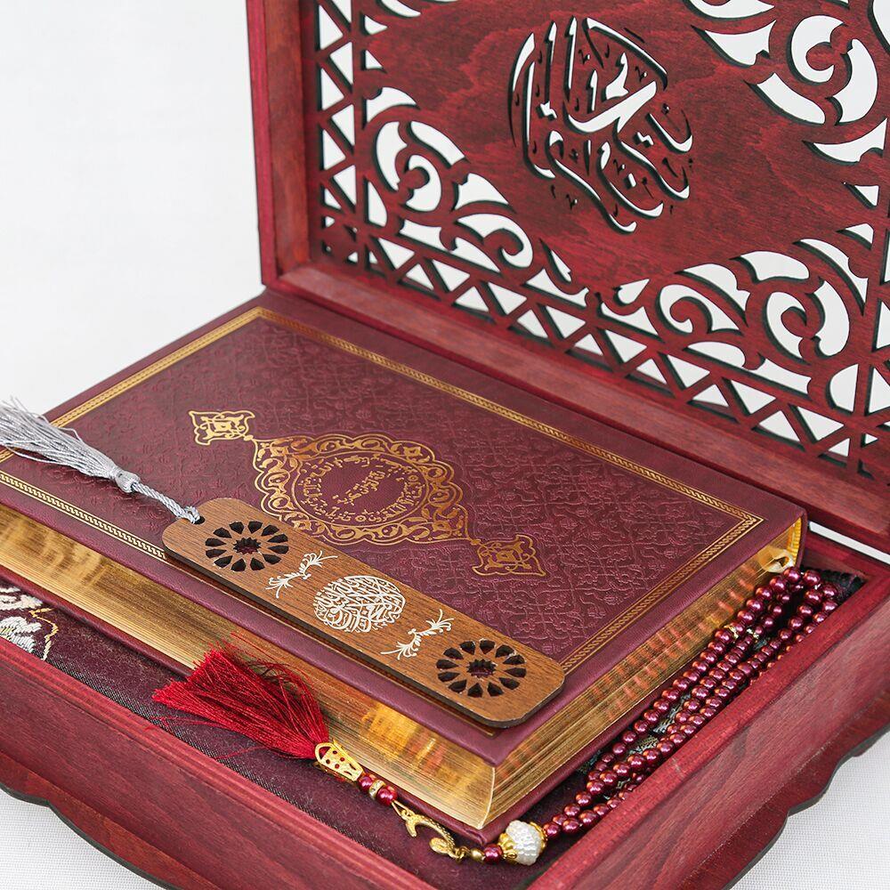 Hediyelik Ahşap Kitaplık ve Kuran Rahlesi, Seccade, Tesbih, Kur'an-ı Kerim, Ayraçlı Paket Bordo