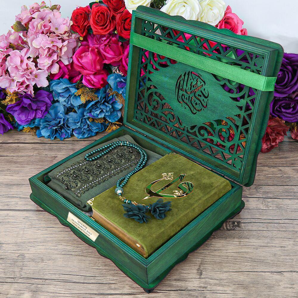 Hediyelik Ahşap Lüks Kutu & Yeşil Şal & İnci Taşlı Tesbih & Kadife Kaplı Kur'an-ı Kerim & Lüks Seccade Seti