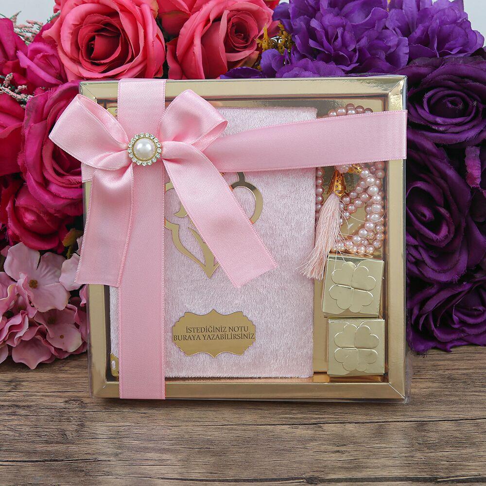 Hediyelik Kadife Kaplı Yasin (Çanta Boy), İnci Tesbih, Kuş Lokumu, Gold Asetat Kutulu (20×20) Mevlid Paketi-Pembe