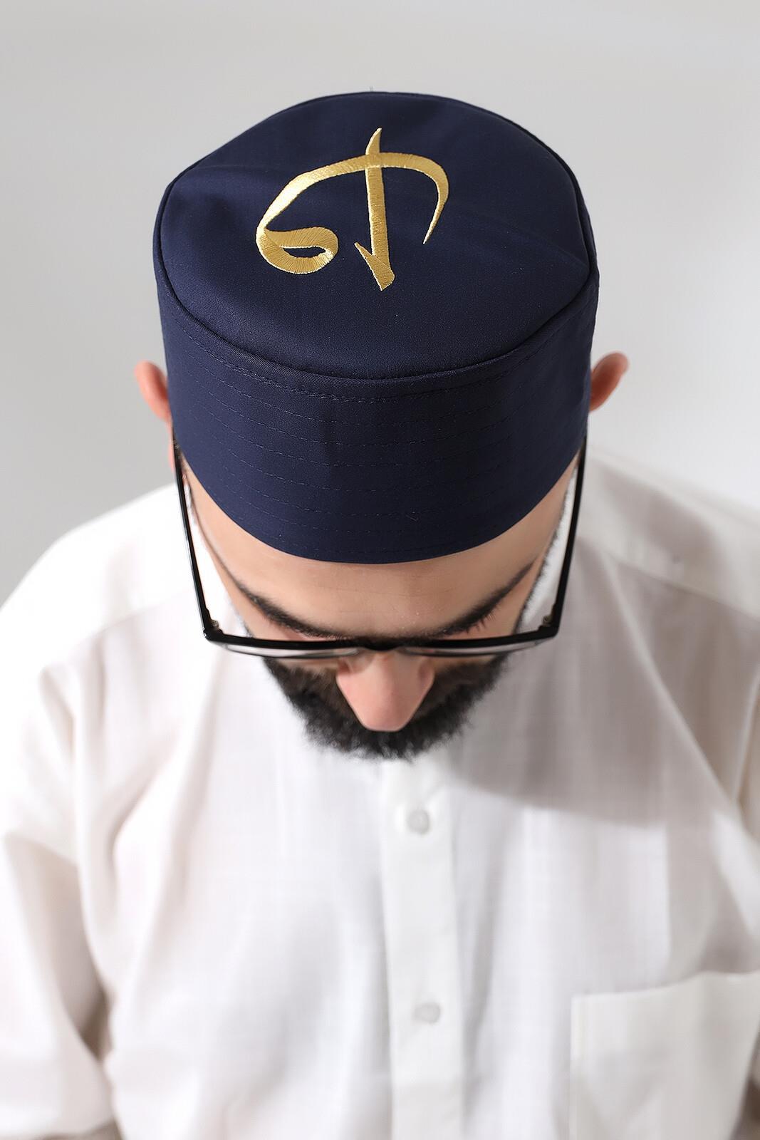 Lacivert Kapitone Elif Vav Nakışlı Kalıp Namaz Takkesi