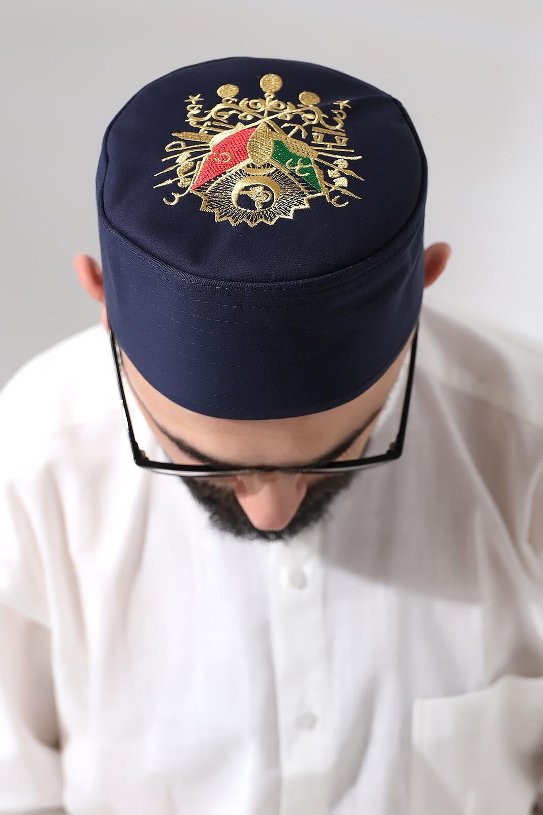 Lacivert Kapitone Osmanlı Arma Nakışlı Kalıp Namaz Takkesi