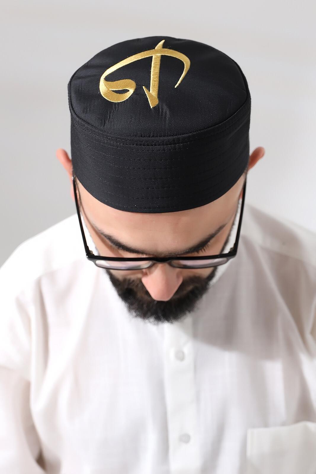 Siyah Kapitone Elif Vav Nakışlı Kalıp Namaz Takkesi