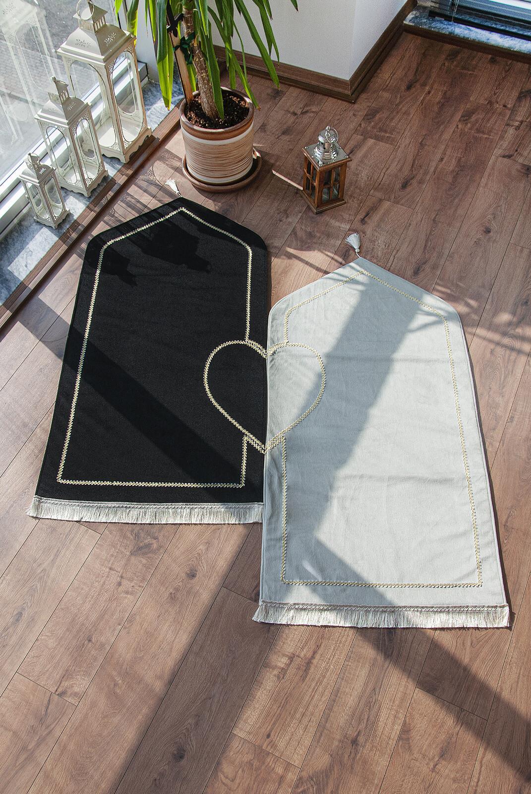 Çiftlere Özel Süngerli Yumuşak Dokulu Kadife Kalpli Seccade Seti Siyah Gri