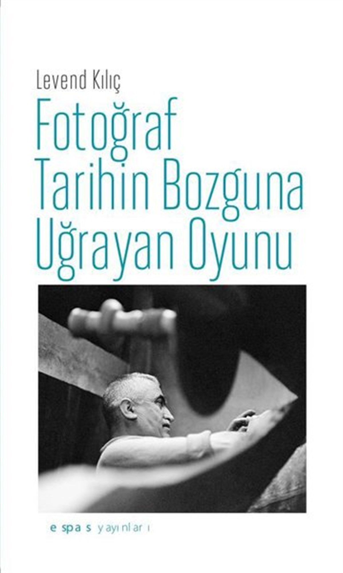 Levend KılıçGrafik Sanat KitaplarıFotoğraf Tarihin Bozguna Uğrayan Oyunu